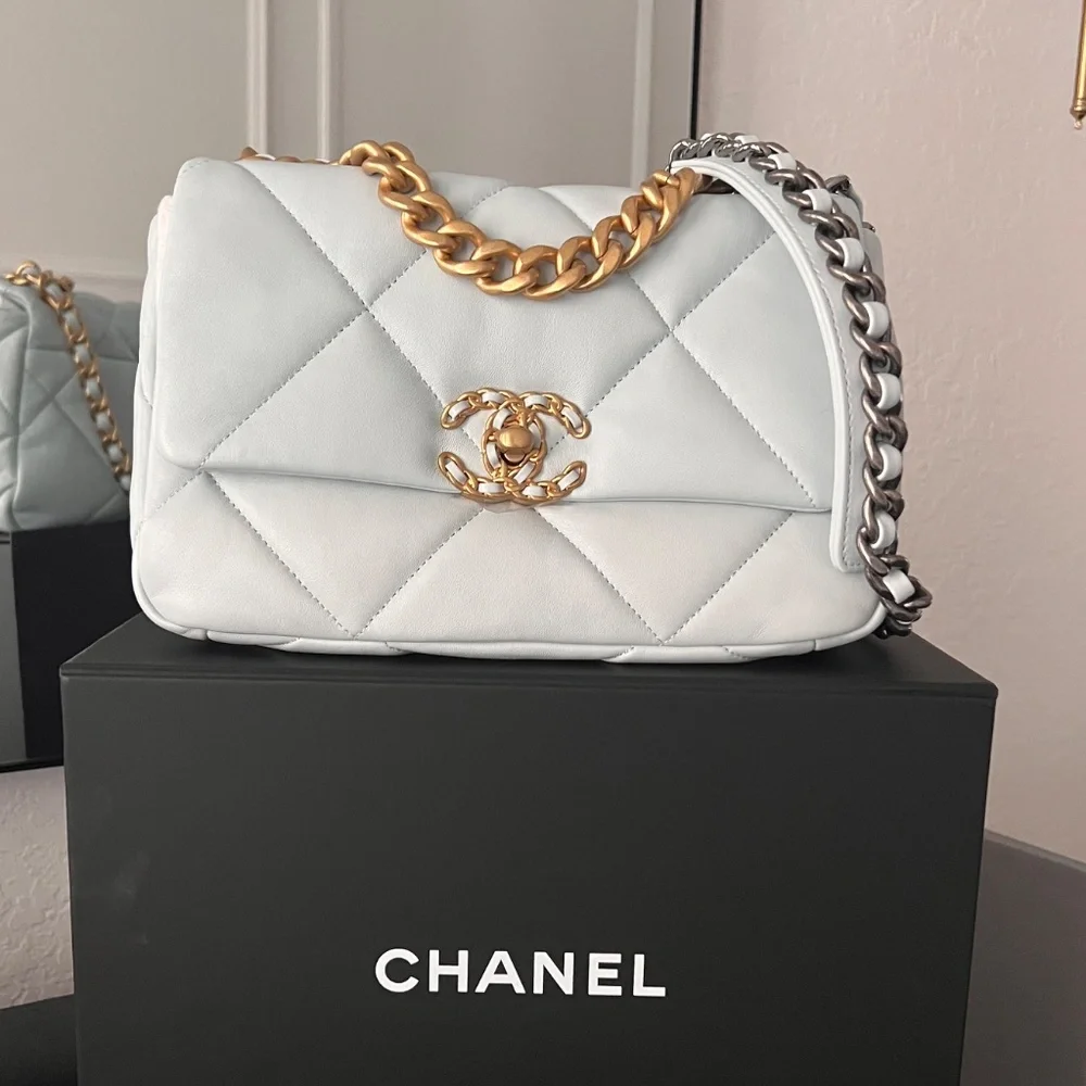 CHANEL White Quilted Shoulder Bag with Gold Chain
